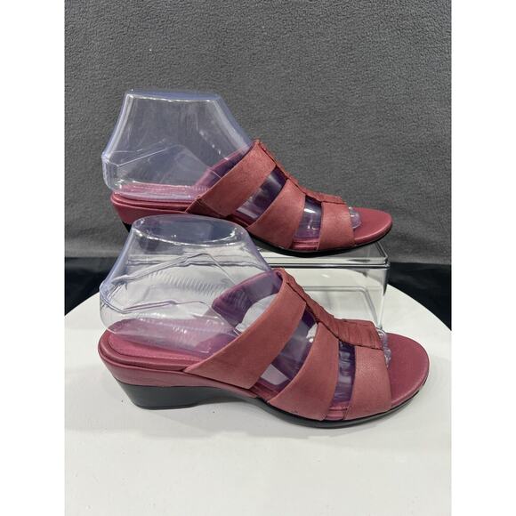 Clarks Strappy Slip On Sandals Women Size 7 Rose Mauve Leather Low Heel Comfort - Picture 1 of 15